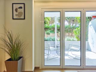 Minimal Garden Studio in Central Glyfada - 4