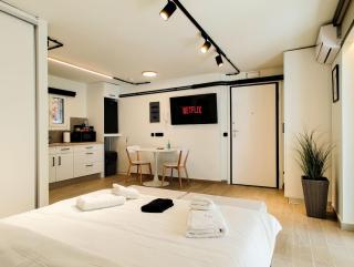 Minimal Garden Studio in Central Glyfada - 7