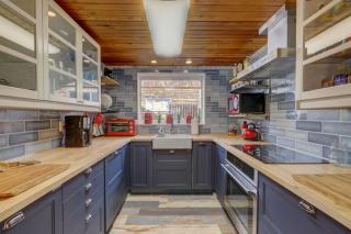 Remodeled Lake Cabin, Stunning Mtn View, New Patio - 1