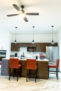 Summer Escape-2BR Apt-Pool-7 Min Airport-Pool - 6
