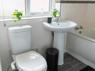 Three Bedroom House by Brookland Stays Serviced Accommodation & Short Lets in Nottingham with Free WiFi - 7