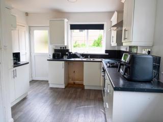 Three Bedroom House by Brookland Stays Serviced Accommodation & Short Lets in Nottingham with Free WiFi - 6
