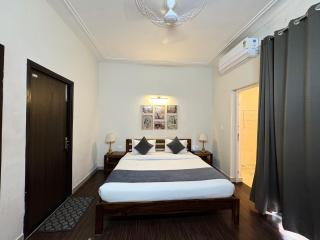 Iraaya Stays - Shree Vrinda Premium 1BHK Suite - Near Prem Mandir - 1
