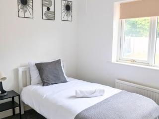 Three Bedroom House by Brookland Stays Serviced Accommodation & Short Lets in Nottingham with Free WiFi - 1