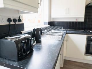 Three Bedroom House by Brookland Stays Serviced Accommodation & Short Lets in Nottingham with Free WiFi - 4