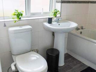Three Bedroom House by Brookland Stays Serviced Accommodation & Short Lets in Nottingham with Free WiFi - 3