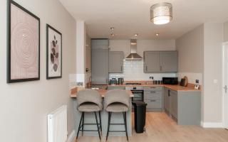 Bright Modern 2-Bed Apartment with Free Parking - 0