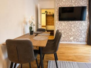 9-Min to Center, 1BR &1LR Apt with Balcony, TV & WIFI - 9