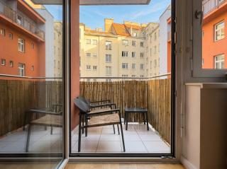 9-Min to Center, 1BR &1LR Apt with Balcony, TV & WIFI - 2