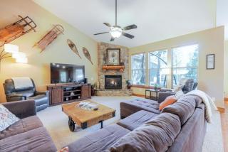 Spacious Sunriver Getaway with Hot Tub and Games - 3