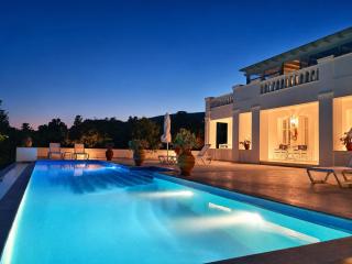 Villa Cypress with Private Pool and Mountain Views - 4
