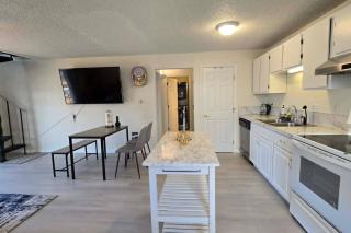 Cozy 2BR Near Downtown Auburn Stay Cool with Air Conditioning - 8