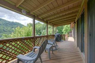 Maggie Valley Mountain Escape w/ Fireplace & Deck! - 6