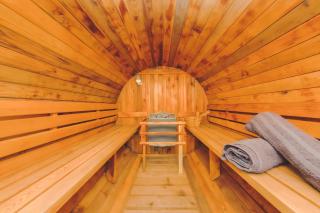 3 BR APT with Hot Tub & Sauna - 18 Swinford Gardens - 9