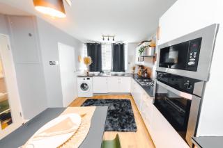 3 BR APT with Hot Tub & Sauna - 18 Swinford Gardens - 3