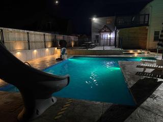 Spacious Home Near Ark, Perfect for 12 Guests - 9