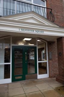 1 Bed City Studio near Theatre and Station Secure Parking - 8