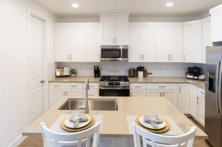 Heated Pool & Pickleball - Spacious & Immaculate Home - 2