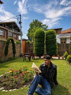 Shesh Bagh Kashmiri Villa near Mughal Gardens and Dal Lake - 8