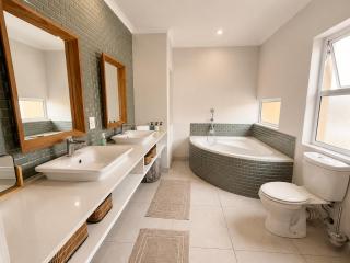 G7 Waterfront Estate Modern Coastal Stay - 4