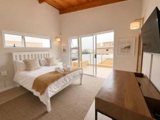 G7 Waterfront Estate Modern Coastal Stay - 5