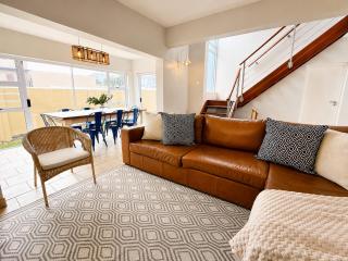 G7 Waterfront Estate Modern Coastal Stay - 8