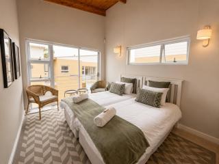 G7 Waterfront Estate Modern Coastal Stay - 2
