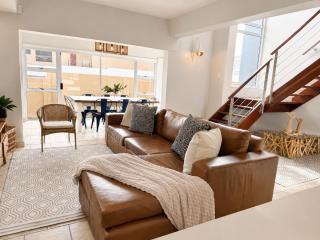 G7 Waterfront Estate Modern Coastal Stay - 5