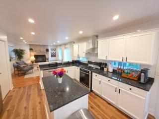 Private Nature Retreat King Suite Sleeps 8 - 7