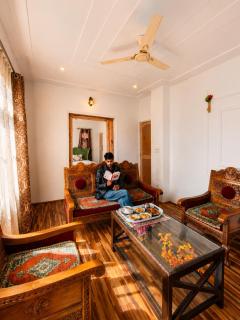 Shesh Bagh Kashmiri Villa near Mughal Gardens and Dal Lake - 1