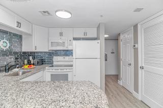 Nicely Updated Direct Ocean Front Studio with Panoramic Views Palace Resort 2101 - 1