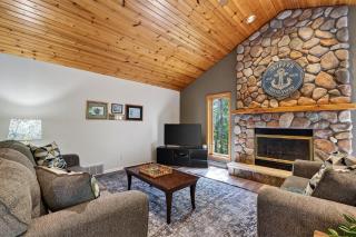 Dog Friendly Home in Sturgeon Bay with fire pit - 8