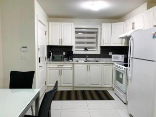 Surrey 2BR Retreat with Free Parking Near Bose Forest Park - 8