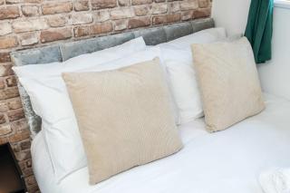 3 Bedroom Apartment with Balcony, Sleeps 7, Sheffield City Centre - 4