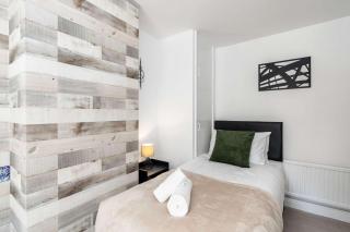 3 Bedroom Apartment with Balcony, Sleeps 7, Sheffield City Centre - 2