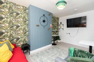 3 Bedroom Apartment with Balcony, Sleeps 7, Sheffield City Centre - 3