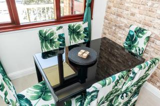 3 Bedroom Apartment with Balcony, Sleeps 7, Sheffield City Centre - 1
