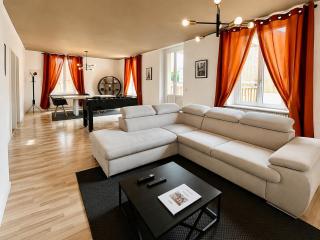 vaste appartement rénové avec terrasse - 0