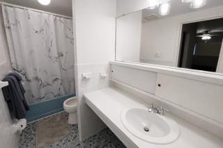 Spacious Top-Floor 2Br Apartment Pool - 3