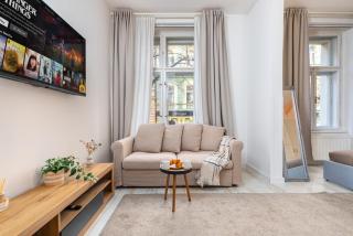 The Great Wave Studio Apartment at Náměstí Míru - 8