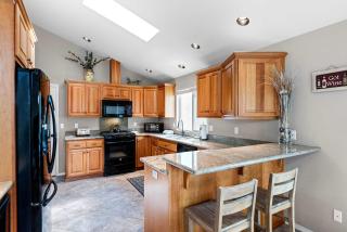 NEW LISTING Riverfront Retreat Peaceful Luxury on the Deschutes River - 6