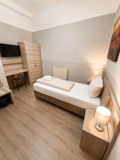 Aparthotel Emilia 24h Check-in, Free Parking and WiFi - 3