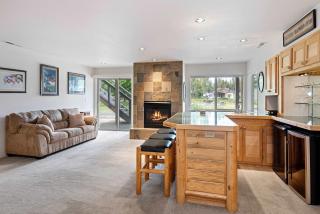 NEW LISTING Riverfront Retreat Peaceful Luxury on the Deschutes River - Bend - 9