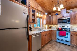 Cascade View Log Cabin Cozy Mountain Escape on over 2 Acres Dog Friendly - 4