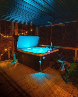 Unique Home Retreat with Creek Villa - 9