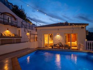 Beautiful villa with pool and stunning view - 9