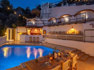 Beautiful villa with pool and stunning view - 0