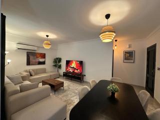 New, Stylish & Easy Access 2-BR Apartment in Janna New Cairo - 7