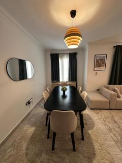 New, Stylish & Easy Access 2-BR Apartment in Janna New Cairo - 6