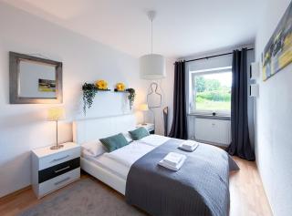 Große moderne Designer-Wohnung für Urlaub und Business - 3 Schlafzimmer, Balkon, Küche, Büro und 2 kostenlosen Parkplätze - 2